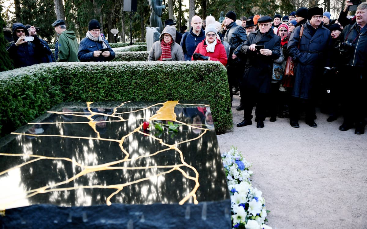 Presidentti Mauno Koiviston hautamuistomerkki paljastustilaisuudessa Hietaniemen hautausmaalla Helsingissä 25. marraskuuta