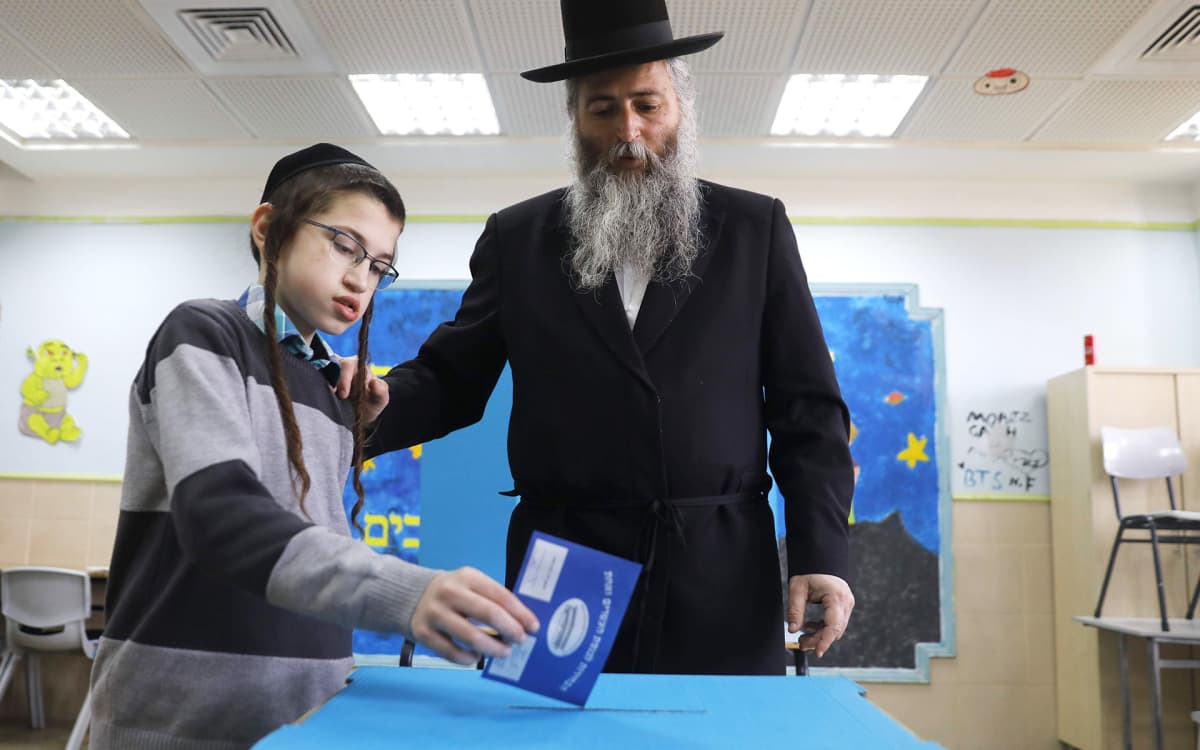 Ortodoksijuutalainen äänestämässä Jerusalemissa tiistaina.