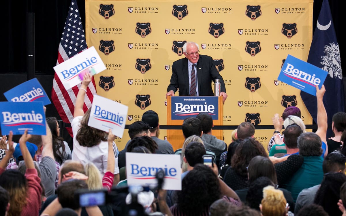 Bernie Sanders puhumassa kannattajilleen Clinton Collegessa, Etelä-Carolinassa 22. kesäkuuta.
