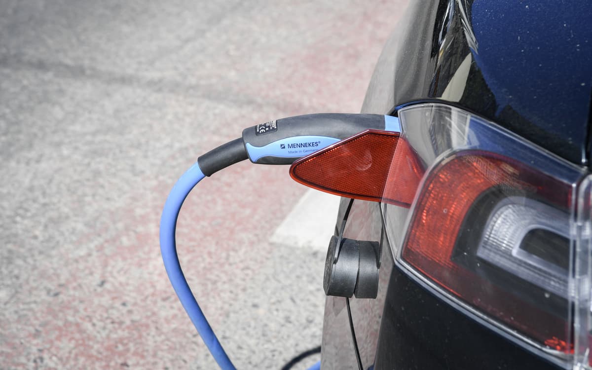 sähköauto latauksessa.