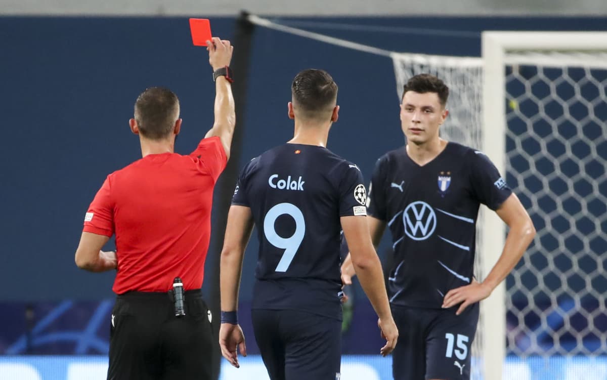 Malmö FF:n Anel Ahmedhodzicille näytetään punaista korttia Pietarissa. 