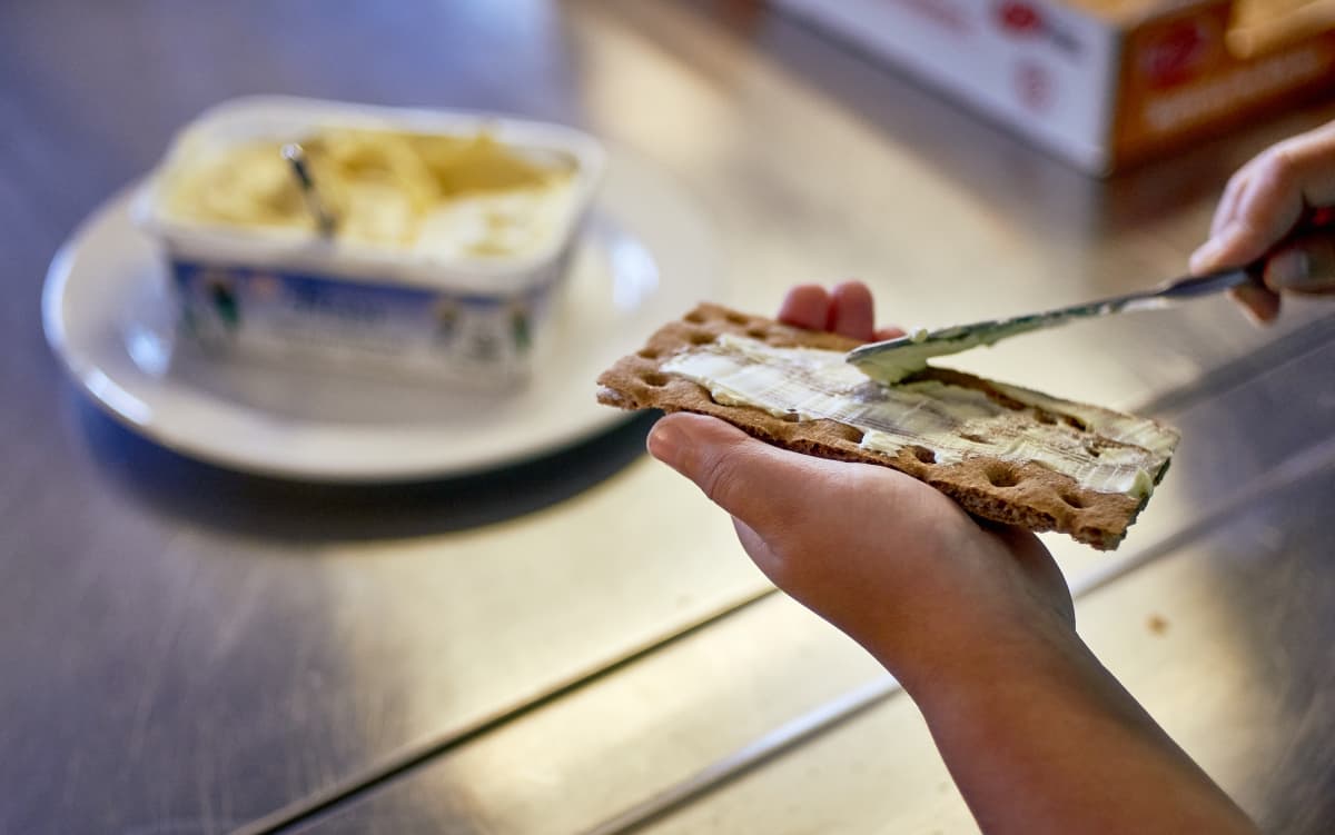 Hapankorpputehtaan Vaki Marssi Ulos 3 Paivaksi Tehtaanjohtaja Nakkileipa Ei Kaupoista Taman Vuoksi Lopu Yle Uutiset Yle Fi