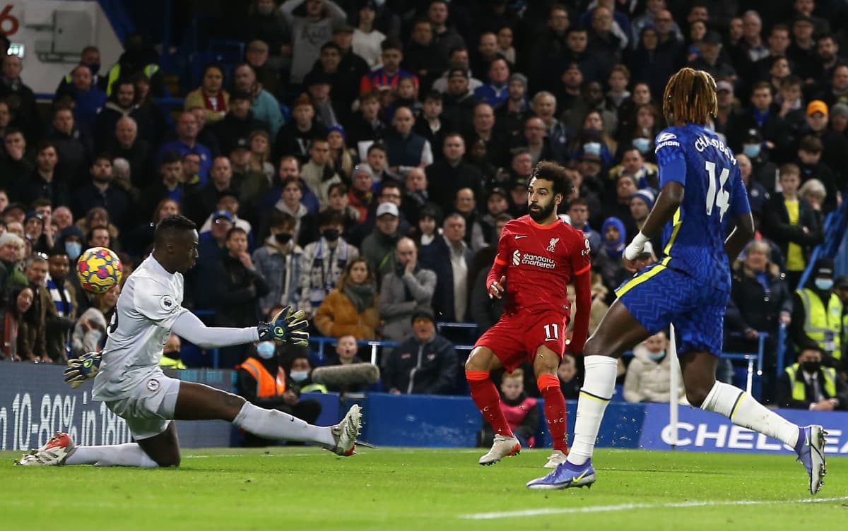 Liverpoolin Mohamed Salah taituroi pallon ohi Chelsea-vahti Edouard Mendyn Valioliigan ottelussa 2.1.2022.