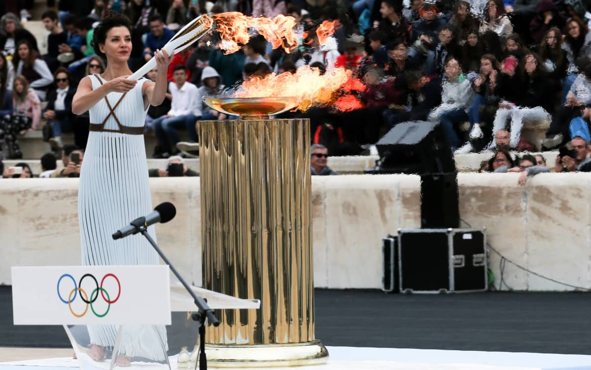 Olympiatuli vaihtoi seremoniallisesti soihtua Ateenassa tiistaina 31. lokakuuta, josta se lähti kohti Koreaa ja Pyeongchangia.