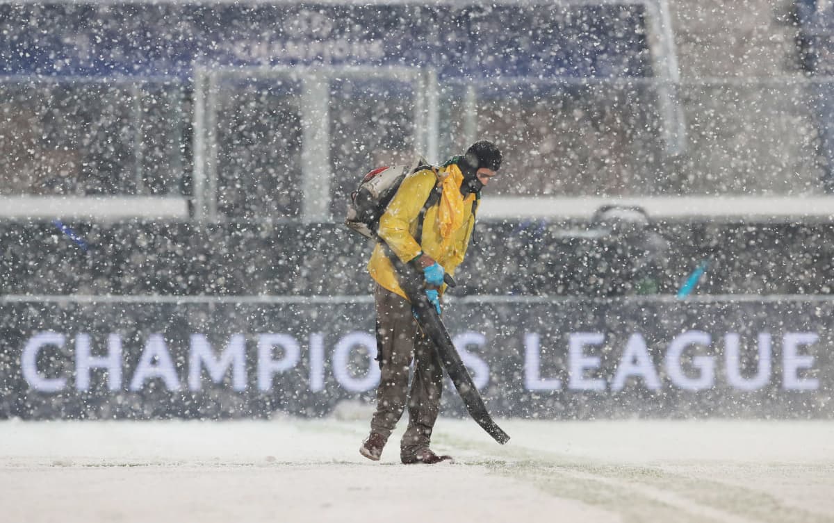 Atalantan ja Villarrealin peli jouduttiin siirtämään rankan lumisateen vuoksi. Kentänhoitaja yrittää putsata lunta lehtipuhaltimella.