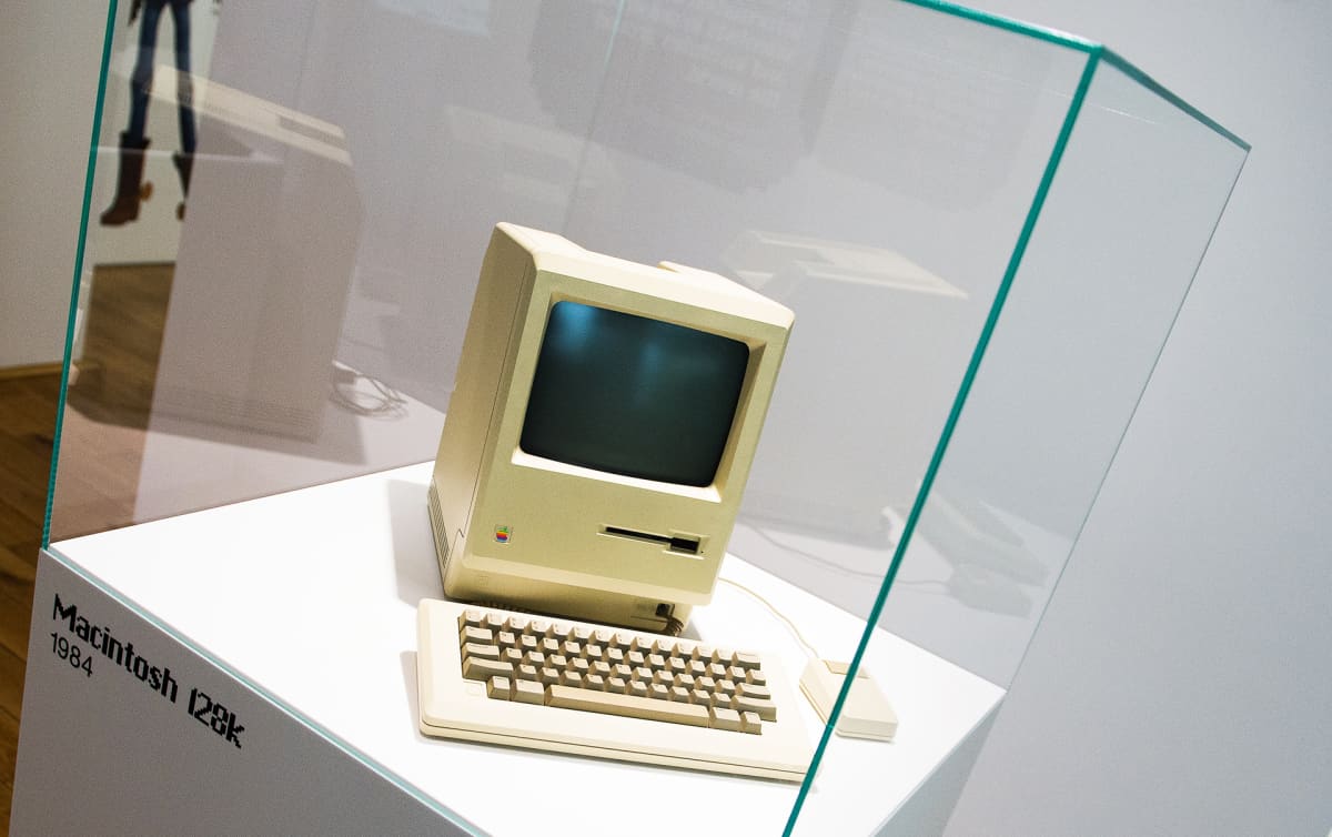 Alkuperäinen vuoden 1984 Macintosh -tietokone 128k esillä Apple-museossa Prahassa.