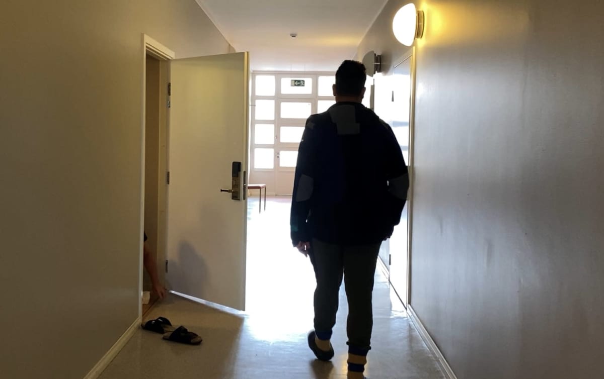 Turvapaikanhakija Mohanad kävelee vastaanottokeskuksen käytävällä.