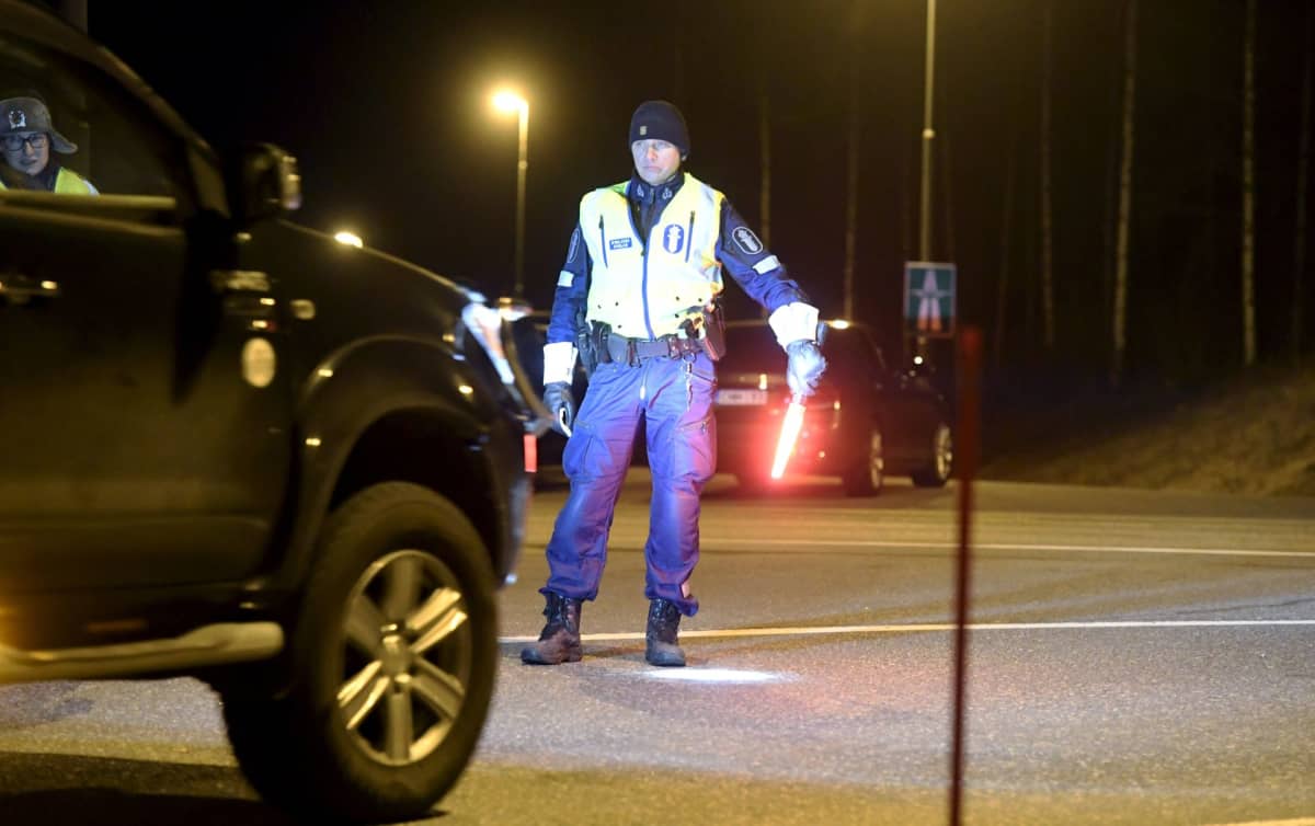 Poliisi työssään tarkistuspisteellä valtatiellä Hyvinkään Sahamäen liittymän kohdalla Uudenmaan ja Kanta-Hämeen maakuntarajalla lauantain vastaisena yönä.