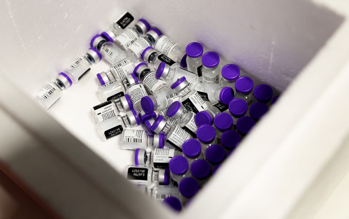 Pfizer-Biontechin rokoteampulleja laatikossa Magdeburgin rokotuskeskuksessa Saksassa.