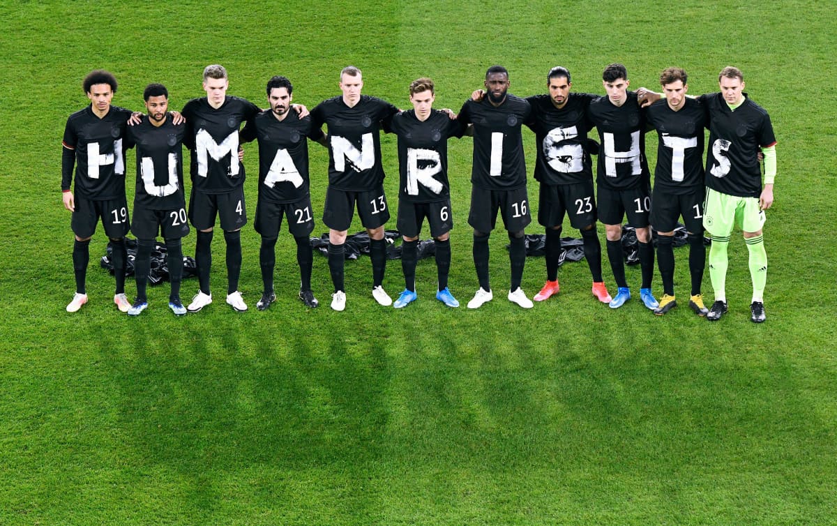 Tysklands fotbollslandslag ger sitt stöd för kampen mot brott mot mänskliga rättigheter, med Qatar som adress.