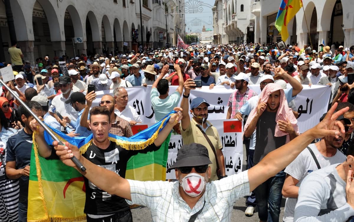 Mielenosoittajia Rabatissa