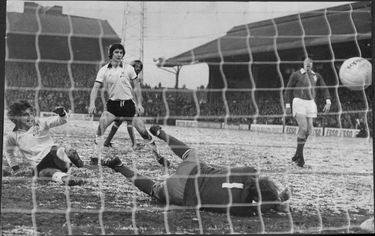 Fulhamin John Mitchell iskee pallon Millwallin maaliin joulukuussa 1976.