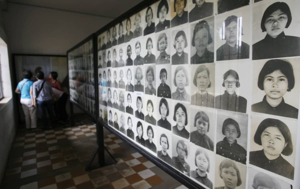 Kambodžan kansamurhan uhrien kuvia entisessä Tuol Slengin vankilassa, joka nykyään toimii museona.