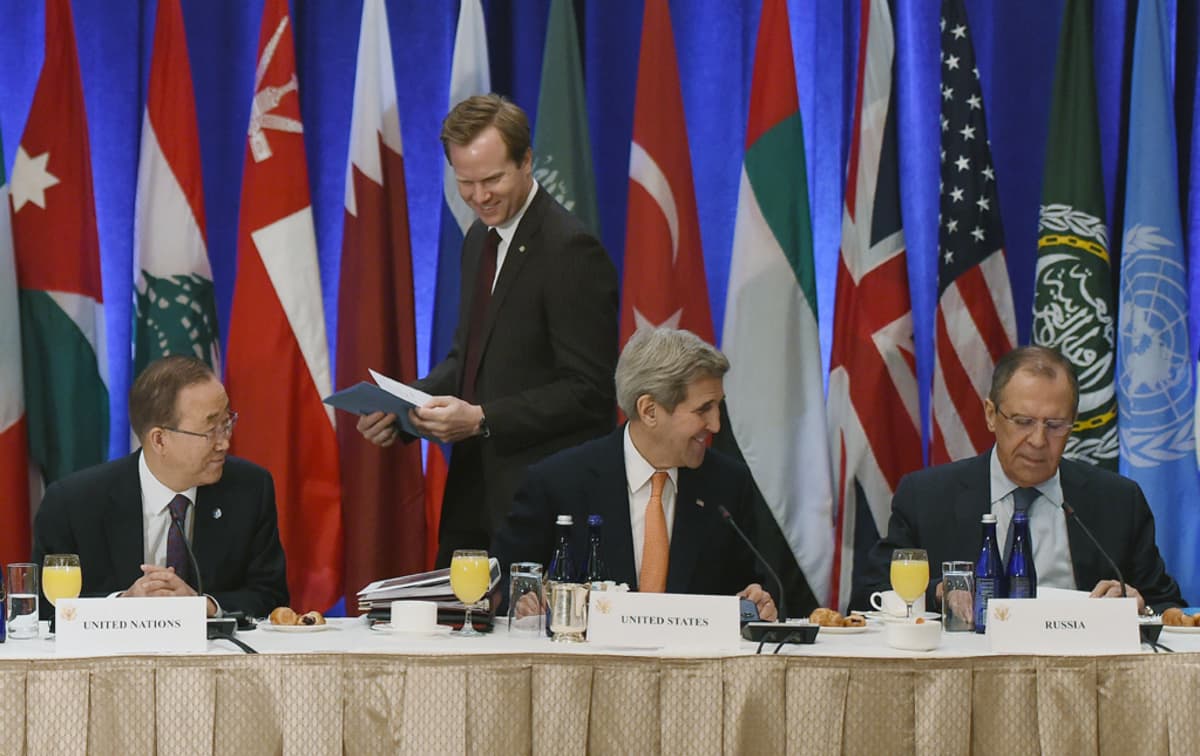 YK:n pääsihteeri Ban Ki-moon (vas.), Yhdysvaltain ulkoministeri John Kerry (2. oik.) ja Venäjän ulkoministeri Sergei Lavrov Syyrian rauhansuunnitelmaa käsitelleiden neuvotteluiden aikana