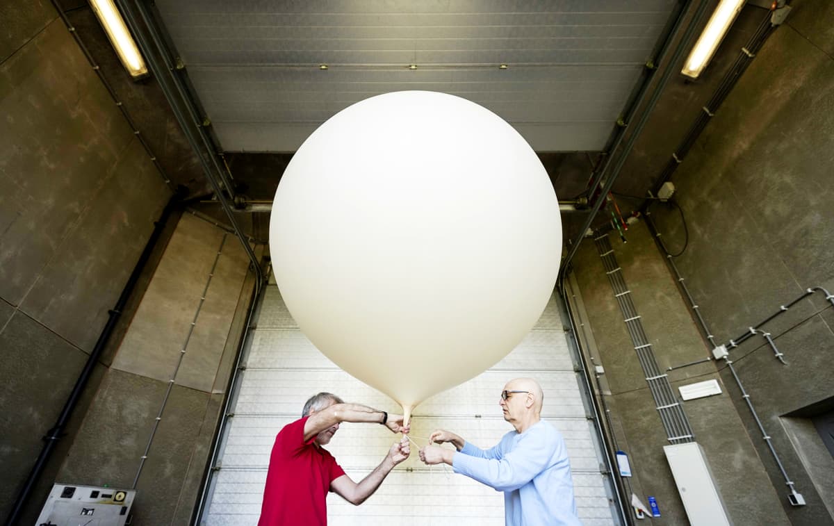 Sääpalloa valmistellaan Alankomaiden ilmatieteenlaitoksella.