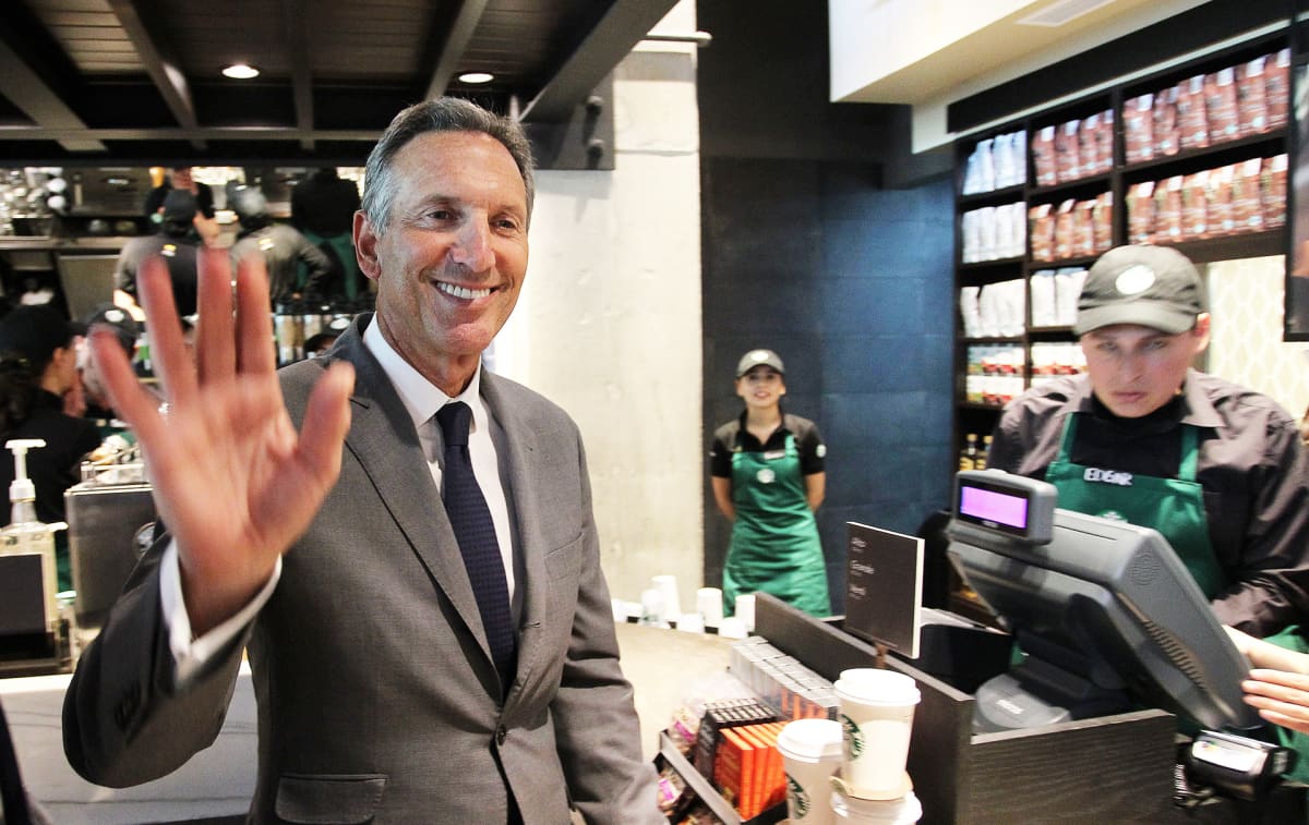 Howard Schultz Starbucks-kahvilan avajaisissa Bogotassa Kolumbiassa heinäkuussa 2014.