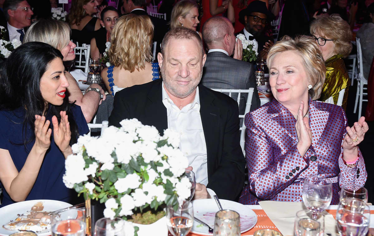 Huma Abedin, Harvey Weinstein, Hillary Clinton samassa pöydässä.
