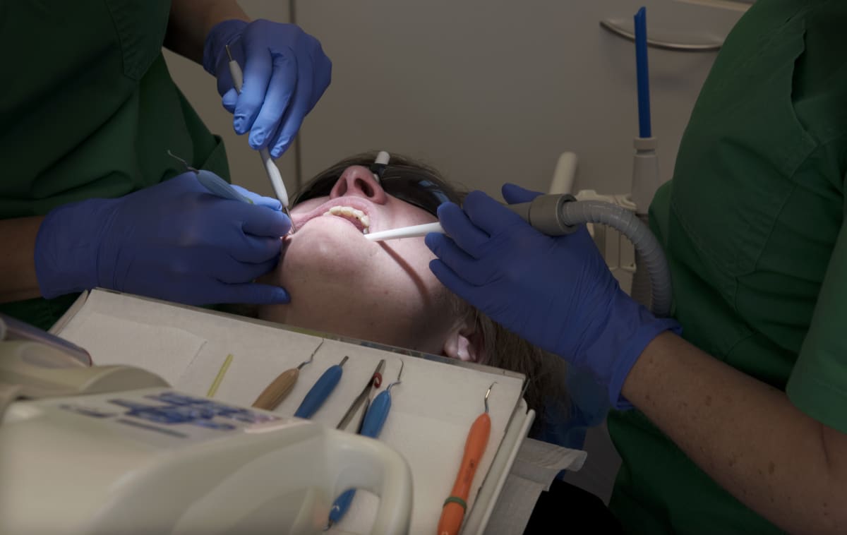 Potilasta hoidetaan hammaslääkärissä.