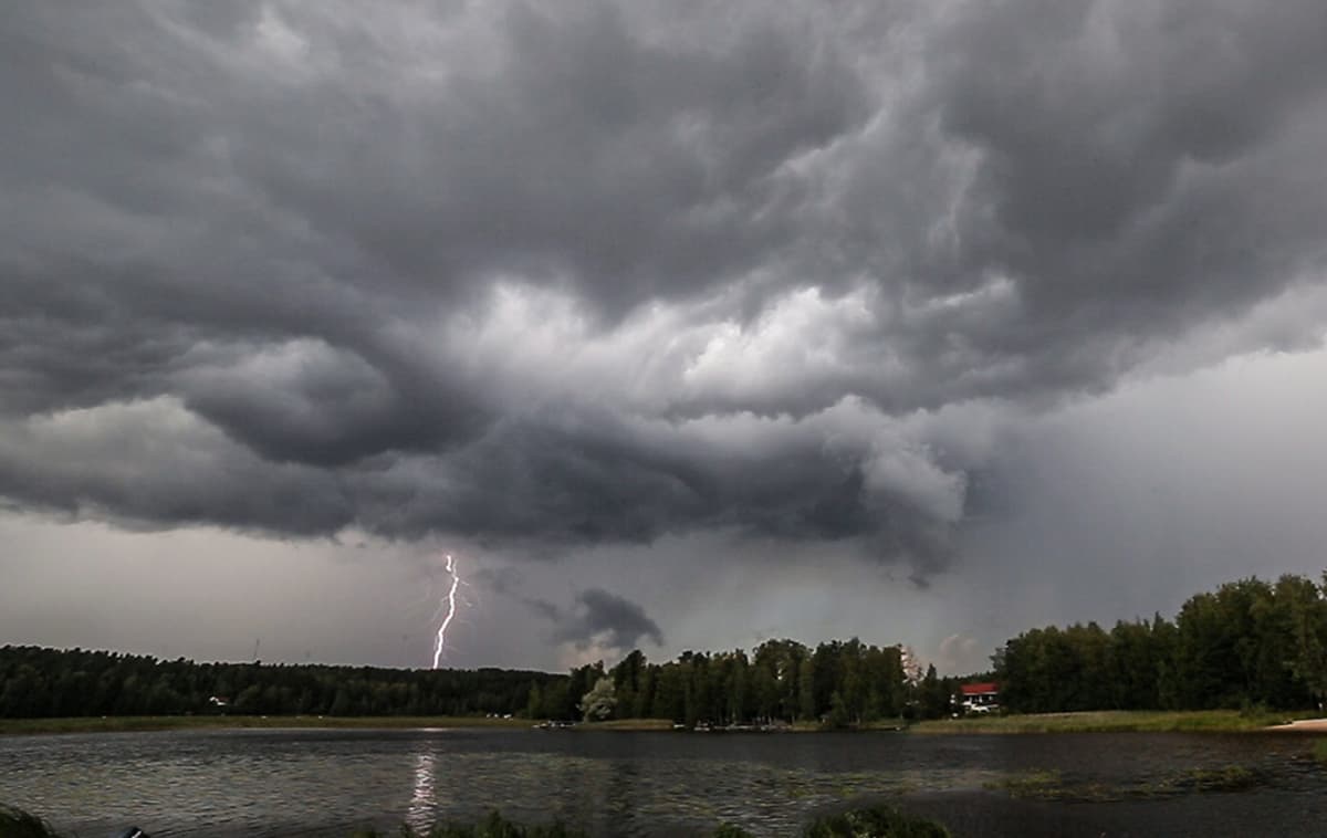 Thunder over Finland: More than 300 lightning ground strikes so far | News  | Yle Uutiset