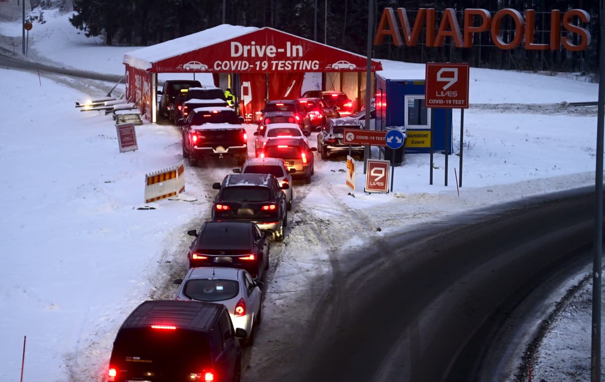 Autojono yksityisen 9Lives-yrityksen drive-in -koronatestipaikalle lentoasemalle vievällä tiellä Vantaalla.
