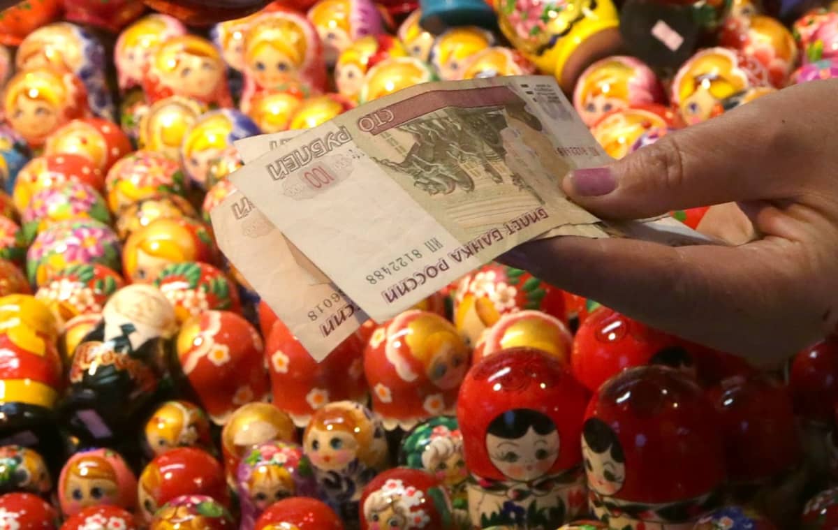 Venäjällä on kärsitty talouskurimuksesta jo neljä vuotta. Kuvassa matrushka-nukkeja ja seteli.