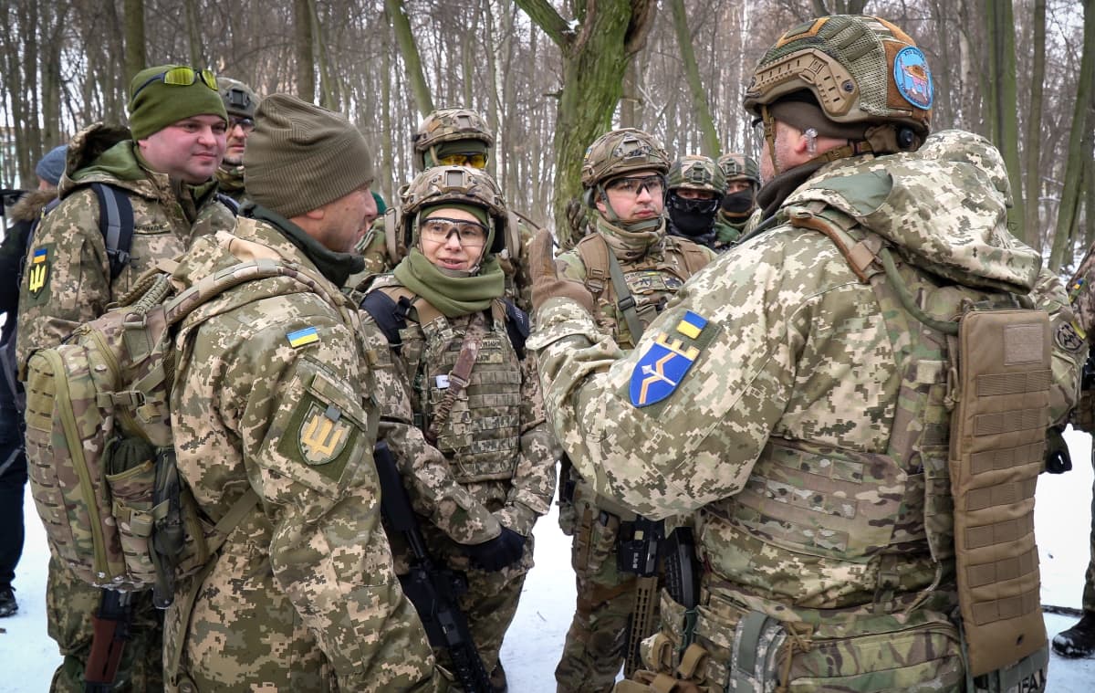 ryhmä vapaaehtoisia sotilaita Kiovassa.