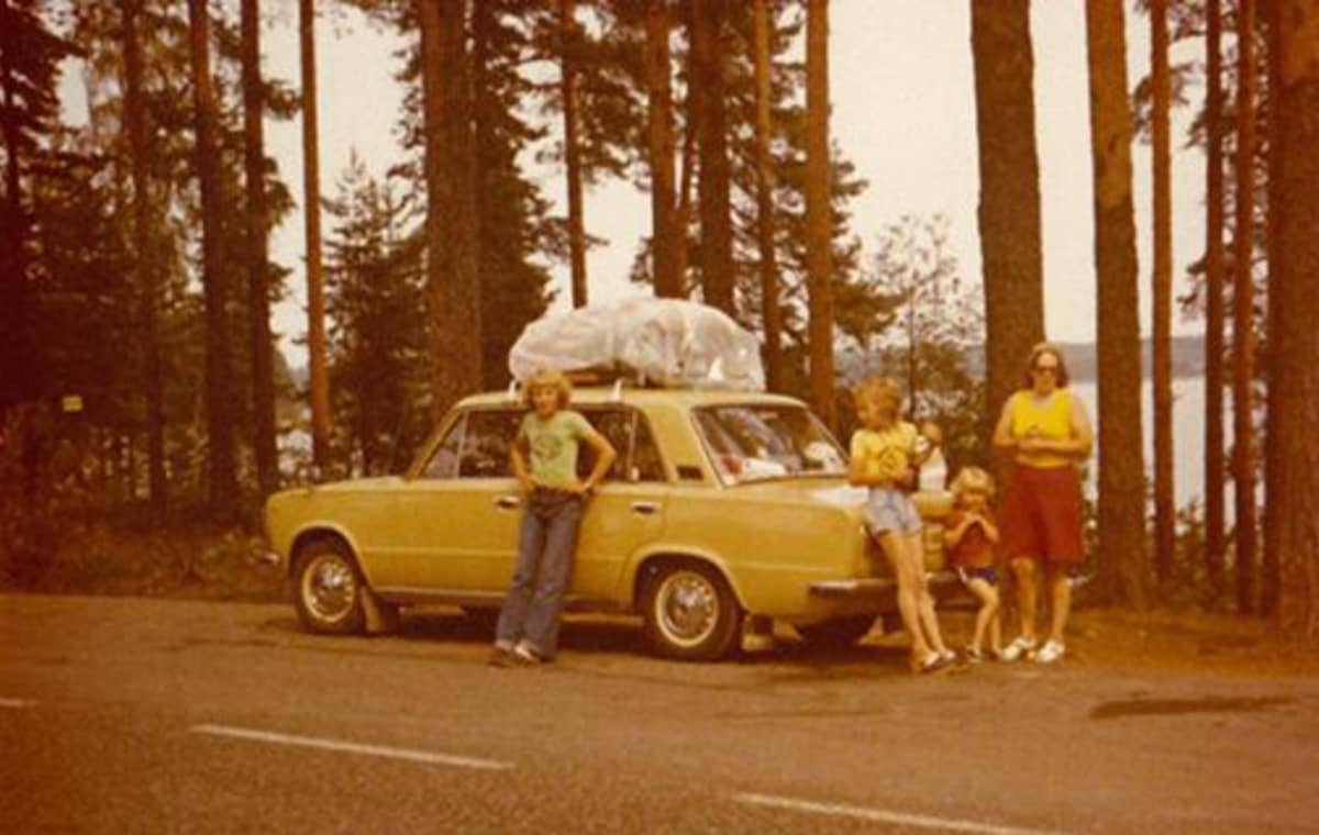 Automuseo Mobilian 70-luvun autoihin liittyvän tapahtuman järjestäjä Sami Nyyssönen perheensä kanssa Fiat 124:lla 70-luvulla Punkaharjulla