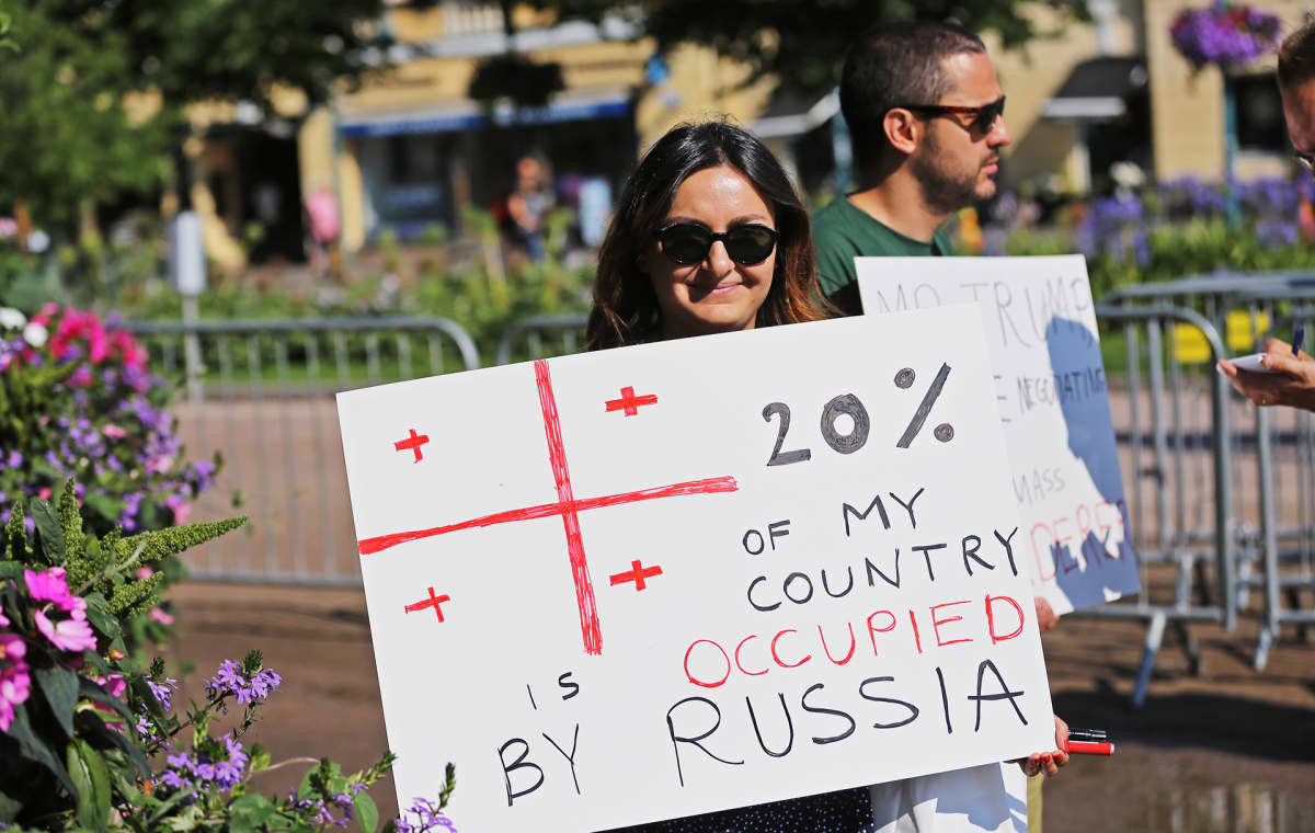 Mielenosoittaja Esplanadilla.