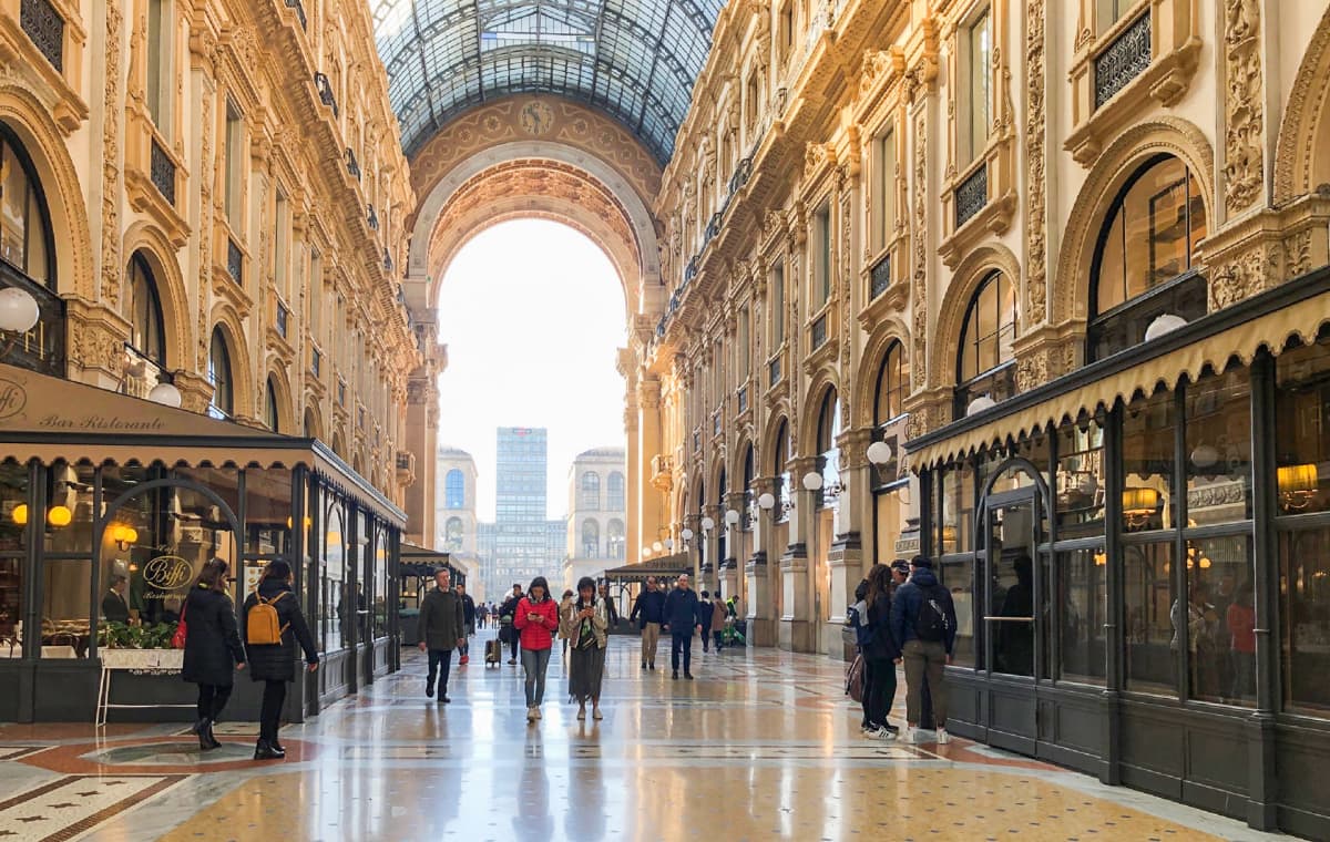 Hiljainen Galleria Vittorio Emanuele II Milanon keskustassa.