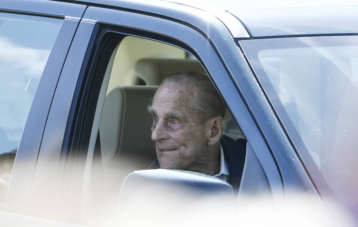 Britannian prinssi Philip katsoo ulos auton ikkunasta.