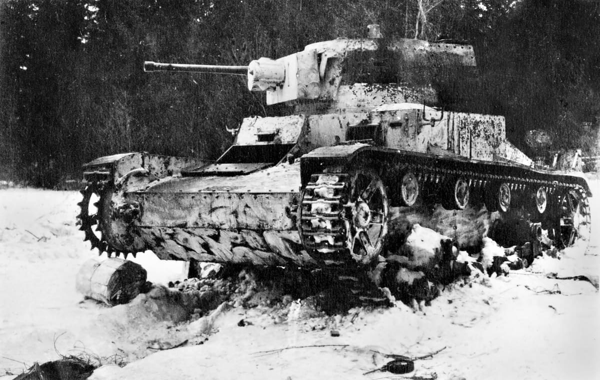 Talvisodan ainoa suomalainen panssarihyökkäys meni kaikin tavoin pieleen –  Kuudesta panssarivaunusta viisi tuhoutui ja yksi ajoi ojaan