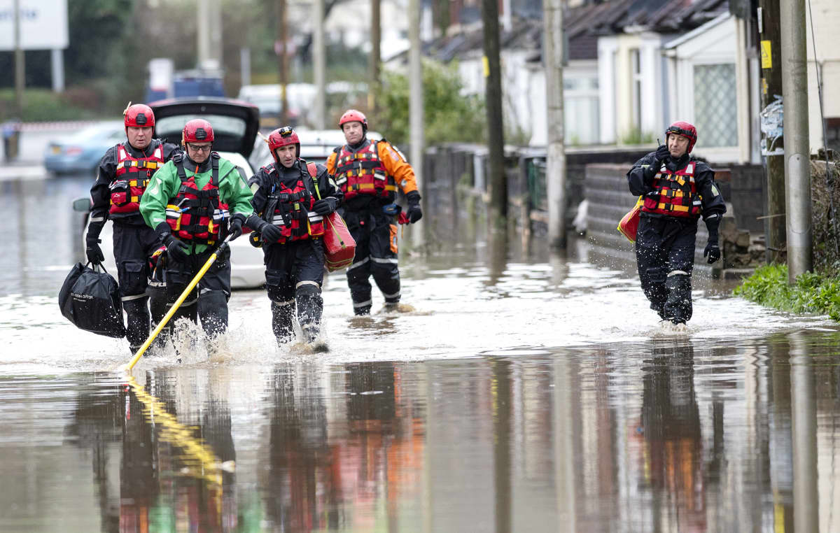 Pelastusmiehet kahlaavat tulvavedessä Nantgarwissä.