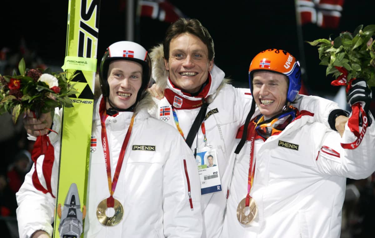 Norjan päävalmentajana toiminut Mika Kojonkoski Torinon kultamitalistien Lars Bystölin ja  Roar Ljökelsöyn kanssa.