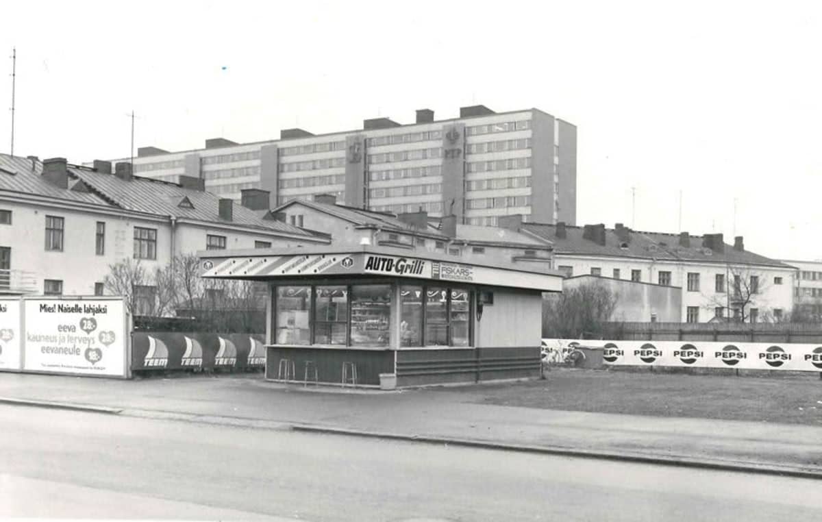 Suomen ensimmäinen drive in -grilli avattiin Porissa vuonna 1967 –  nostalgiannälkä houkuttaa yhä asiakkaita: kerro muistosi nakkikioskeista
