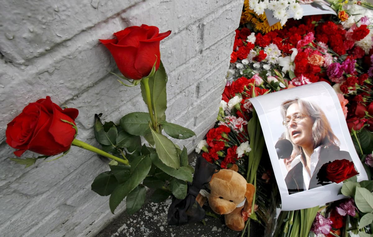 Ruusuja Anna Politkovskajan murhapaikalla Moskovassa 8. lokakuuta 2006.