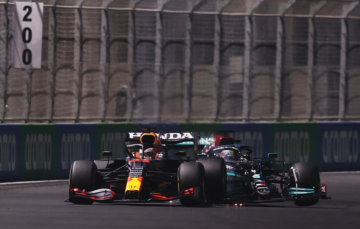 Törmäys Hamiltonin ja Verstappenin välillä.