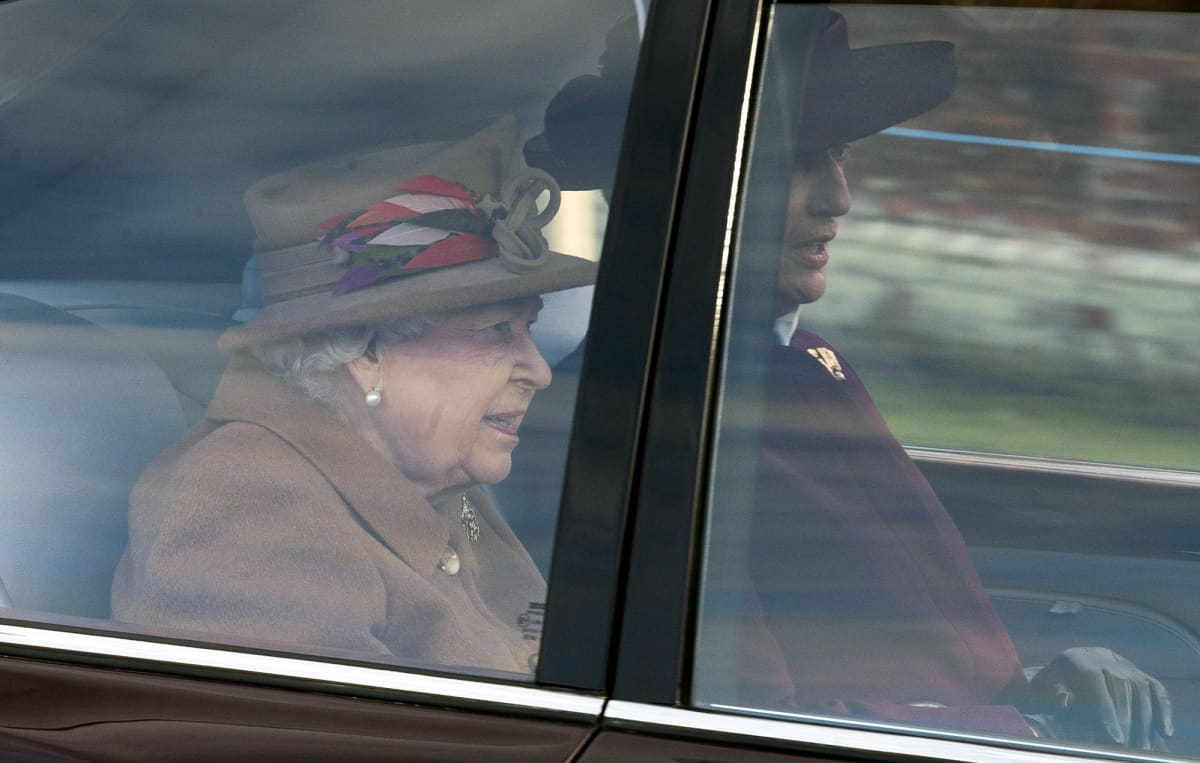 Kuningatar Elisabeth saapumassa Sandringhamin kartanoon.