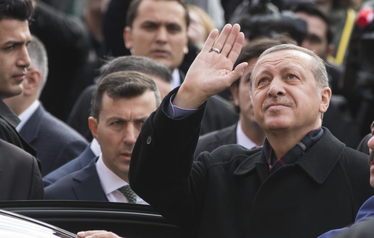 Turkin presidentti Recep Tayyip Erdoğan tiukentaa otettaan Turkin politiikasta.