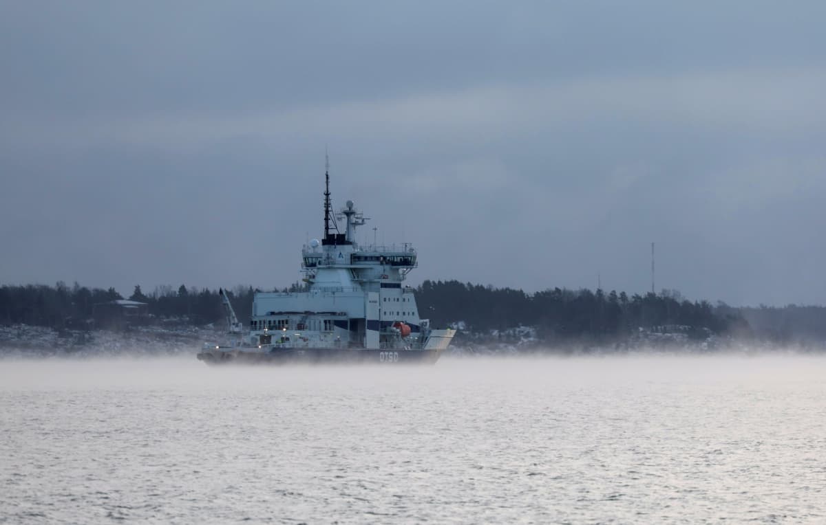 Arctian jäänmurtaja Otso lähdössä kuluvan talven ensimmäisenä jäänmurtajana kohti Perämerta Helsingistä 3. joulukuuta 2021.