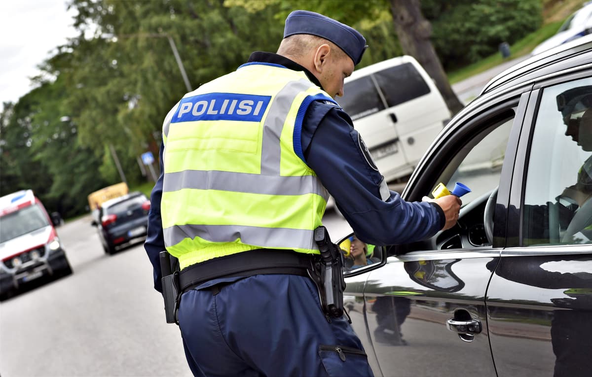 Poliisi pitää puhallusratsiaa Helsingissä 10. heinäkuuta 2018. 