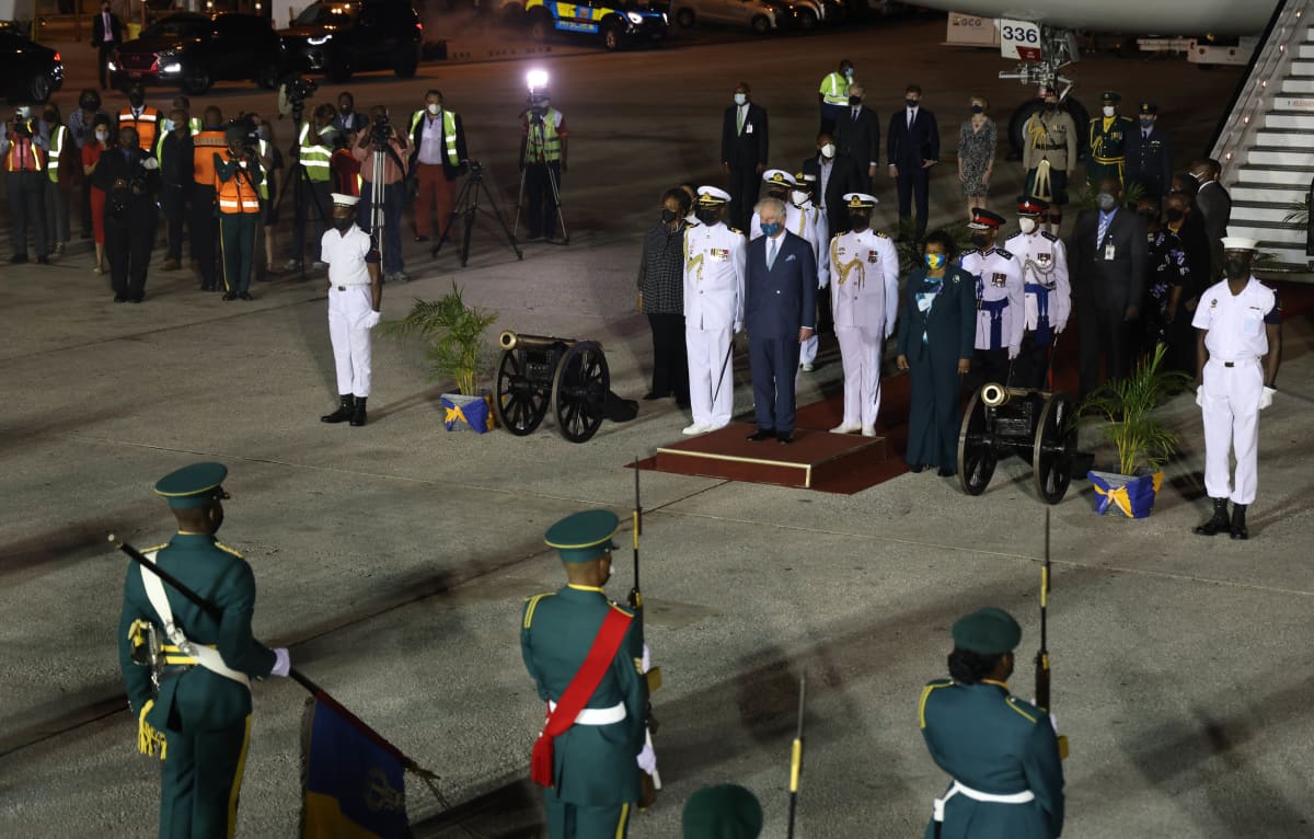 Prinssi Charles saapui maanantai-iltana Barbadokselle osallistumaan historiallisiin juhlallisuuksiin.