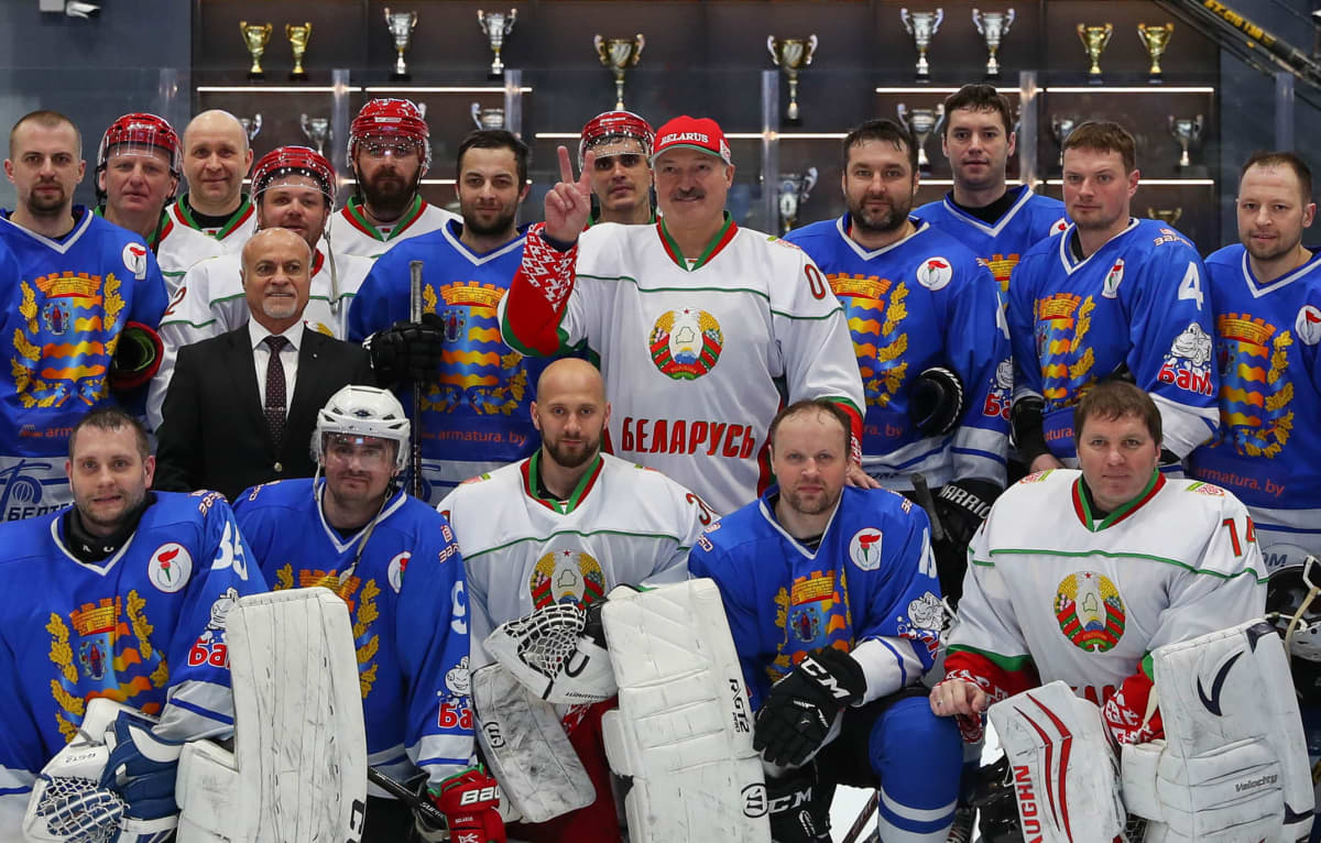 Aljaksandr Lukashenka pelaajien keskellä huhtikuussa Minskissä pidetyssä jääkiekkoturnauksessa. 