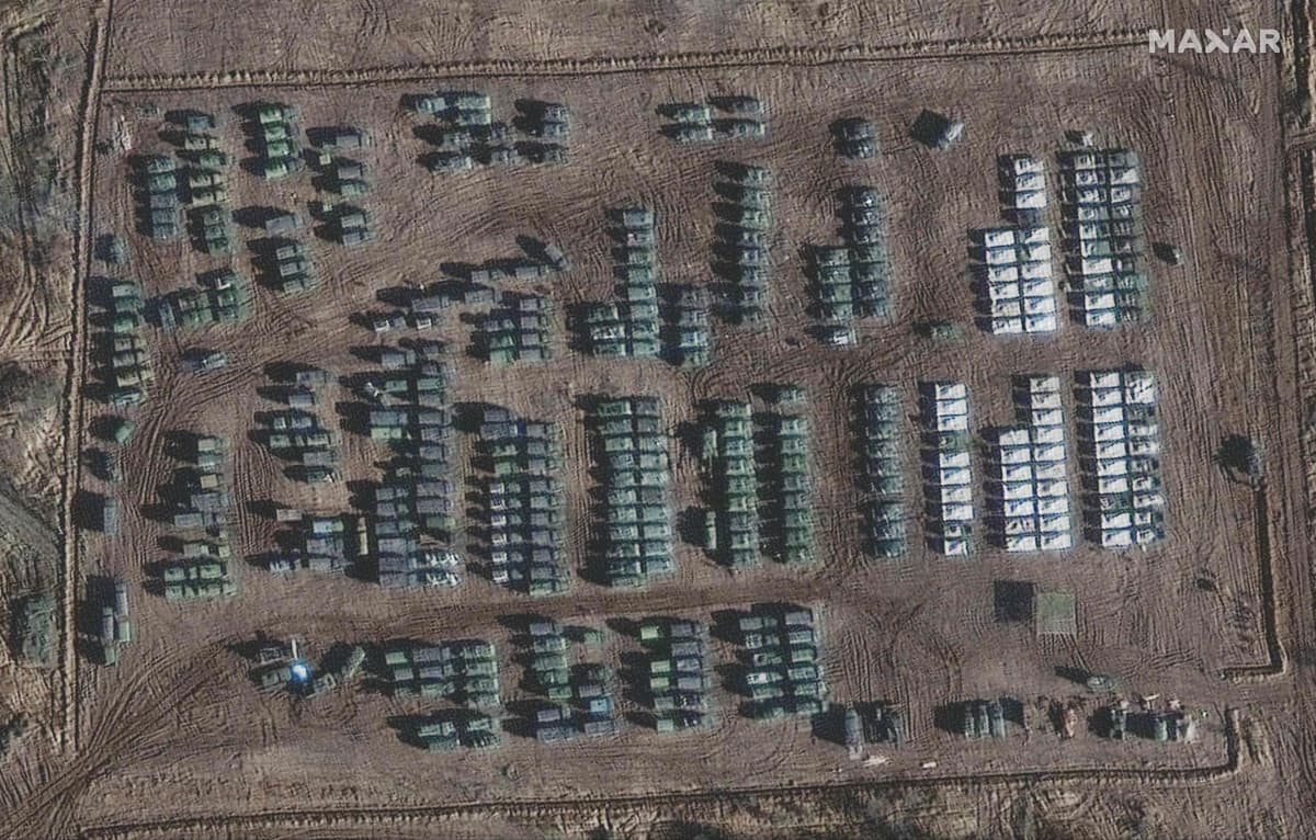 Satelliittikuvaa Venäjän Jelnjasta, jossa näkyy suuri määrä venäläisiä sotajoukkoja.