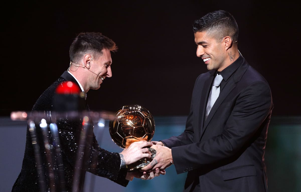 Lionel Messi (vas.) sai palkinnon Barcelonan-aikojen joukkuekaveriltaan, hyökkääjä Luis Suarezilta.