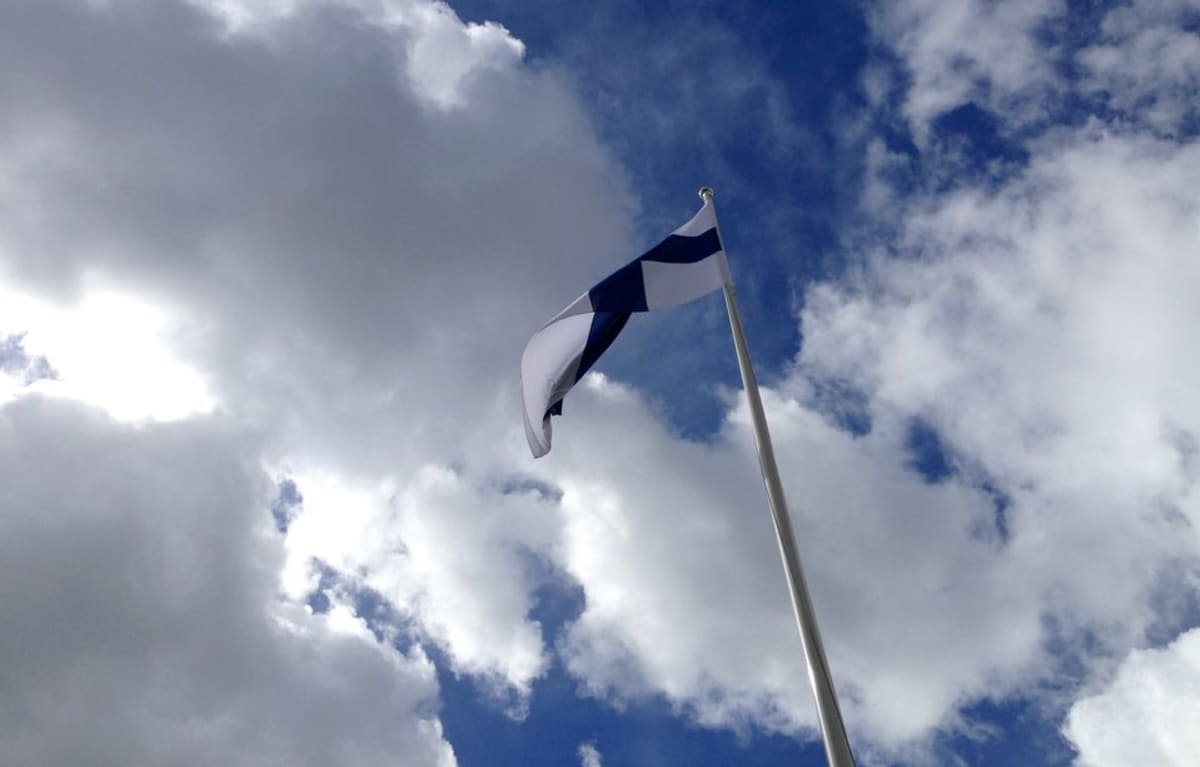 Poltettuja lippuja ja roikottamista moottoritien yllä – siniristilippua  kohdellaan myös kaltoin | Yle Uutiset