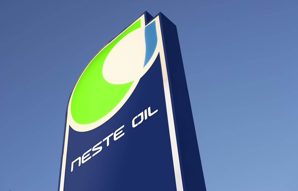 Neste Oilin logo bensiiniaseman pystymallisessa valokyltissä.