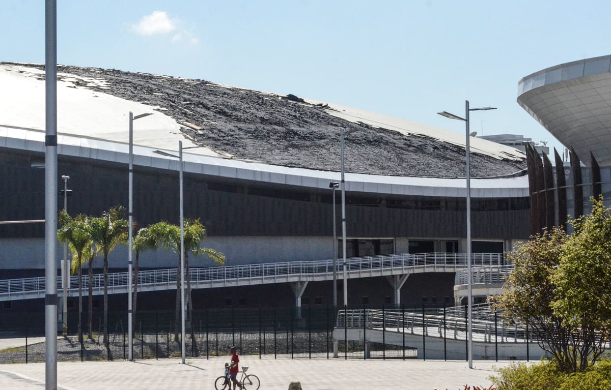 Rion olympialaisia varten rakennettu pyöräilystadion tulipalon jäljiltä, joka tuhosi osan rakennuksen kattoa 30. heinäkuuta. 