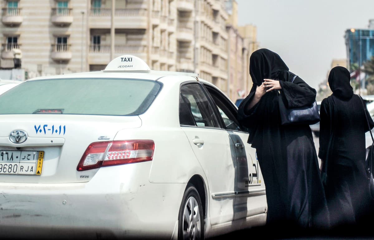 Saudinaisia nousemassa taksiin Jeddahissa syyskuussa 2017.