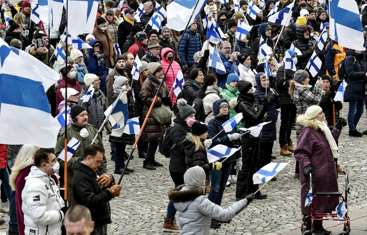 Osallistujia EU:n vastustajien Suomi eroon EUsta, Eroa hallitus! - Fixit-mielenosoituksessa eduskuntatalon edustalla Helsingissä 28. marraskuuta.