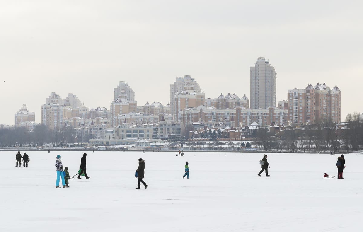 Ihmisiä kävelmässä joen jäällä Kiovassa tammikuussa 2021.